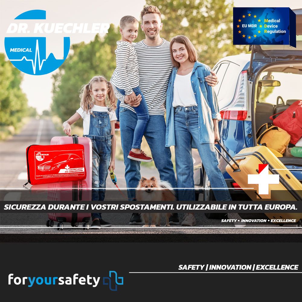 Familie mit roter KFZ-Verbandtasche. EU-Zertifizierung. Logo Dr. Kuechler Medical.