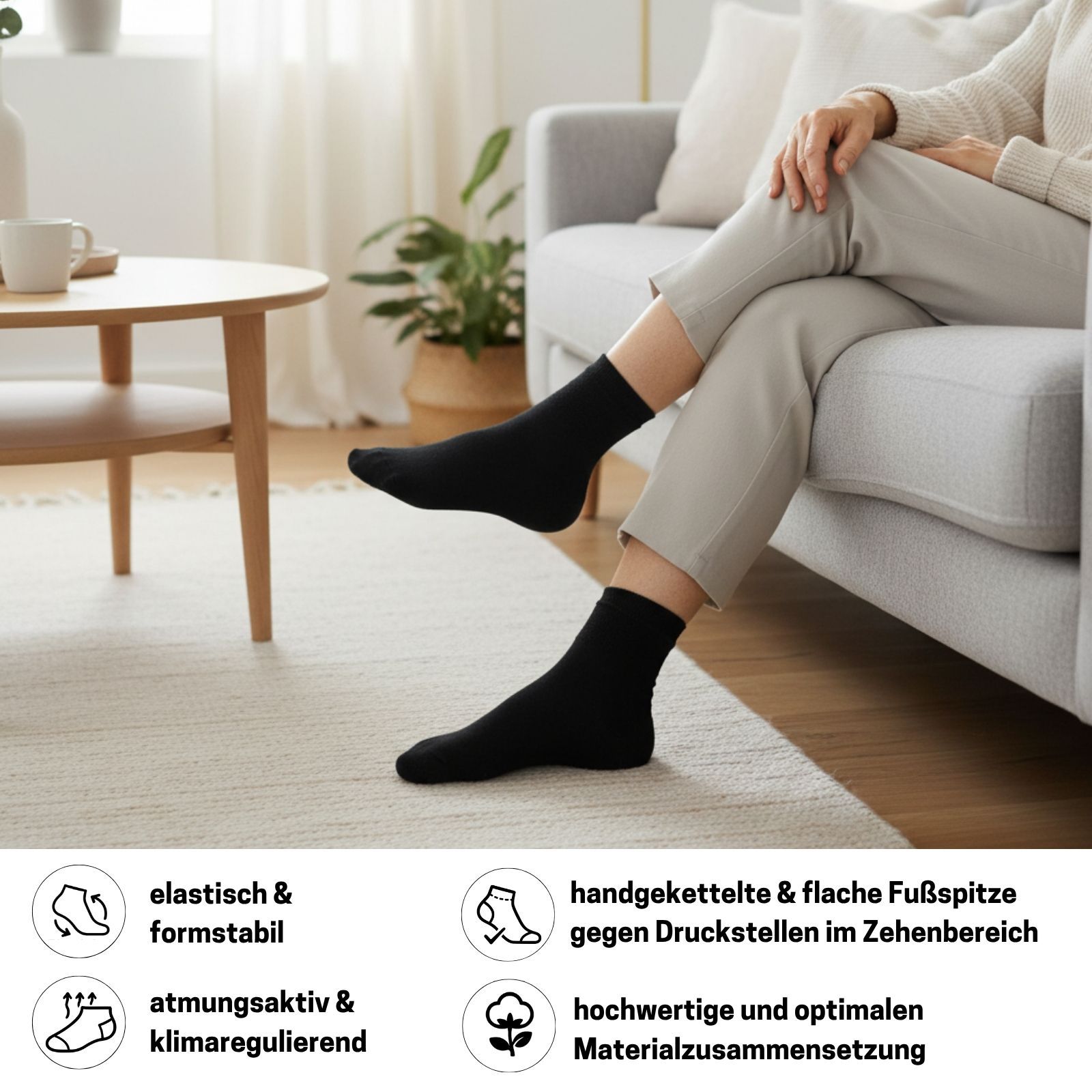Person sitzt auf einem Sofa und trägt schwarze Quarter Socken. Eigenschaften: elastisch & formstabil, atmungsaktiv & klimaregulierend, handgekettelte Fußspitze.