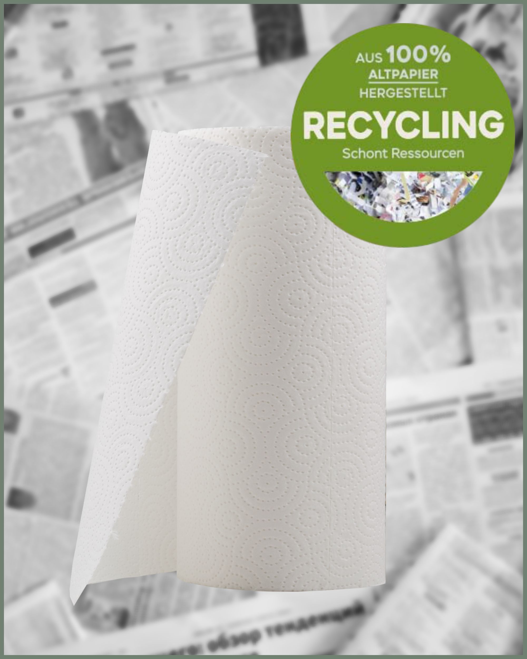 Rolle Küchentücher aus Recyclingpapier. Grün-weißer Aufkleber mit Text: RECYCLING, aus 100% Altpapier hergestellt. Hintergrund: Zeitungsartikel.