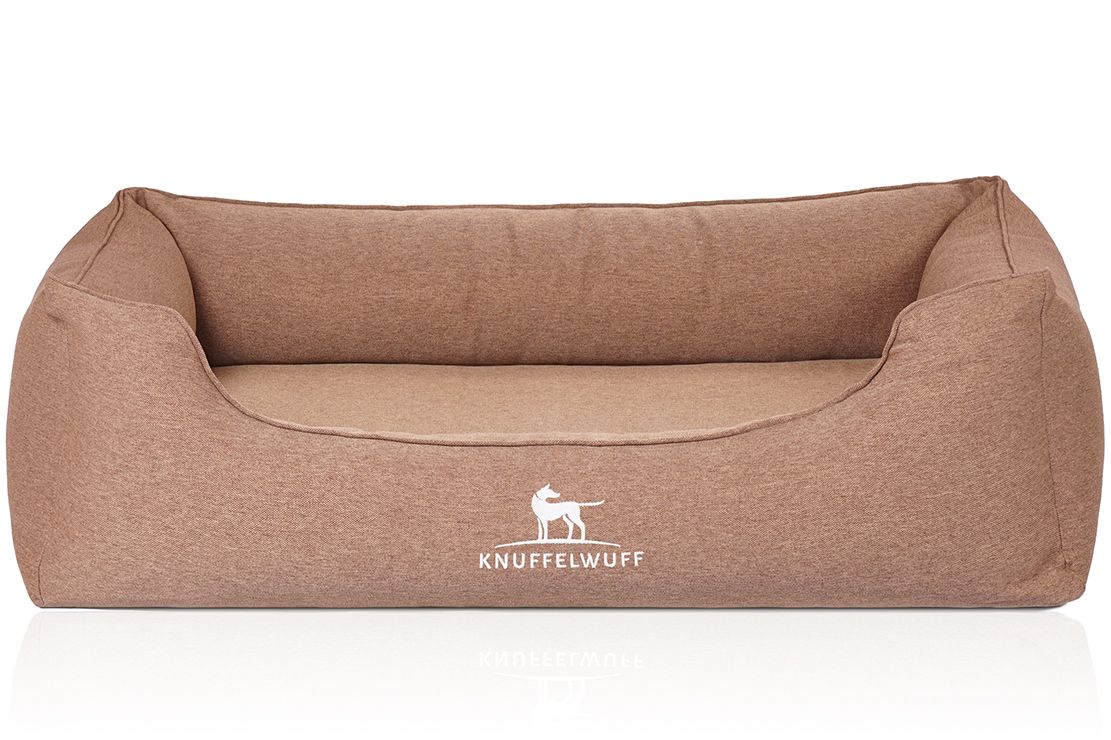 Orthopädisches Hundebett Leano, braun. Rechteckige Form mit erhöhten Seiten. Marke Knuffelwuff mit Logo.