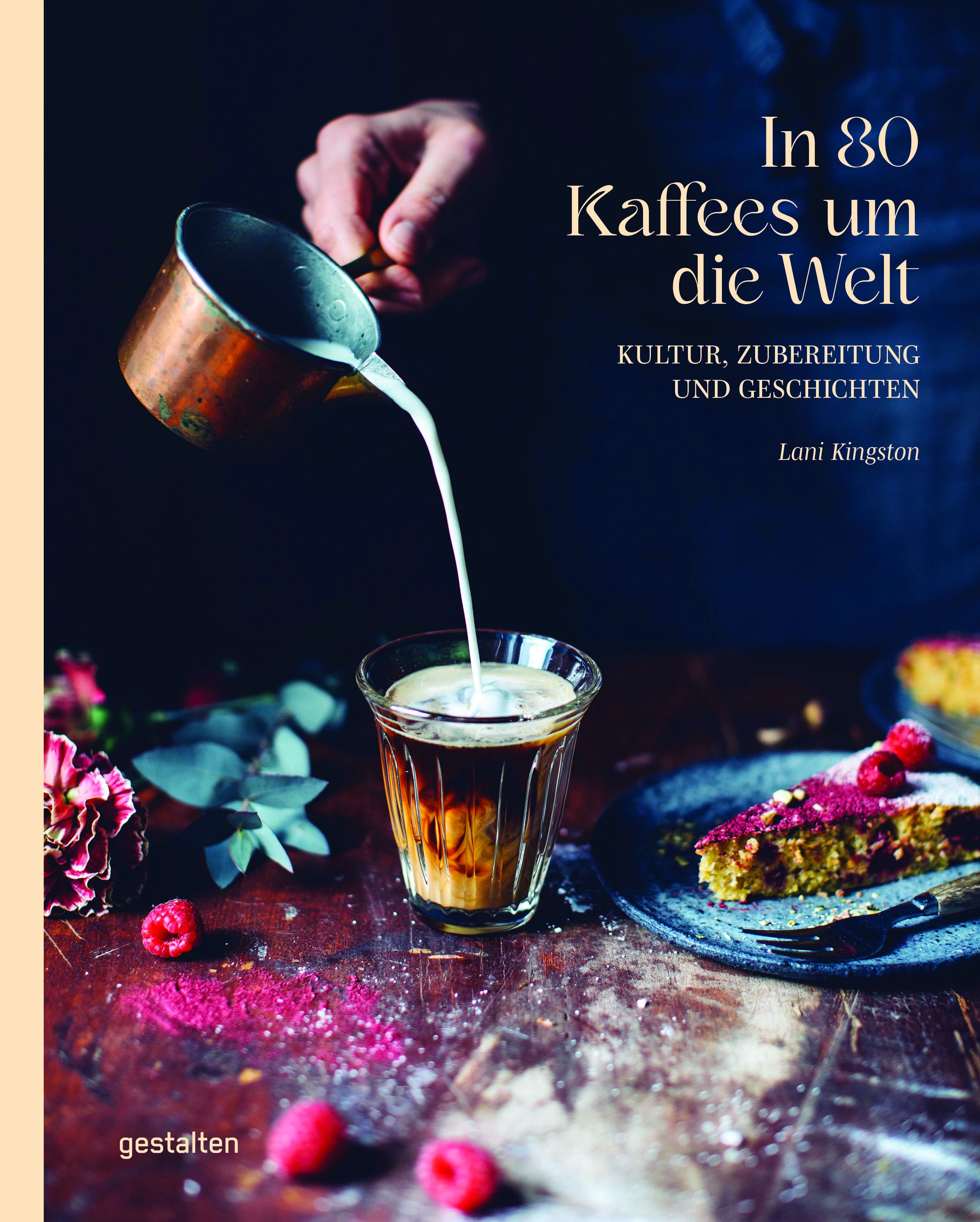Buchcover: "In 80 Kaffees um die Welt". Milch wird in ein Glas Kaffee gegossen. Auf dem Tisch: Kuchen, Himbeeren, Logo.