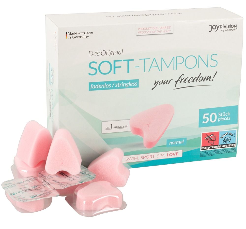 Rosa Tampons, herzförmig, ohne Faden. Einzeln verpackt in Folie. Mehrere Tampons liegen daneben.