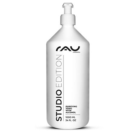 Weiße Pumpflasche mit schwarzer Schrift: STUDIO EDITION, PURIFYING TONIC WITH ALCOHOL, 1000 ML.