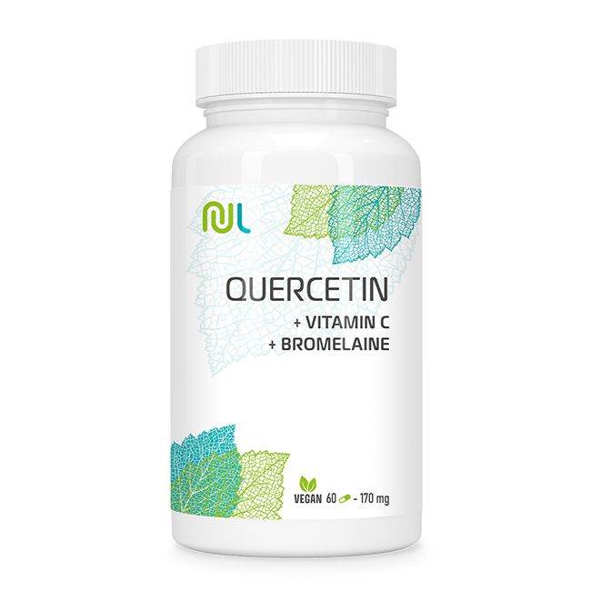 Weiße Flasche mit "QUERCETIN + VITAMIN C + BROMELAINE"-Aufdruck. Grün-blaue Blätter-Grafik. Vegan-Logo. 60 Kapseln.