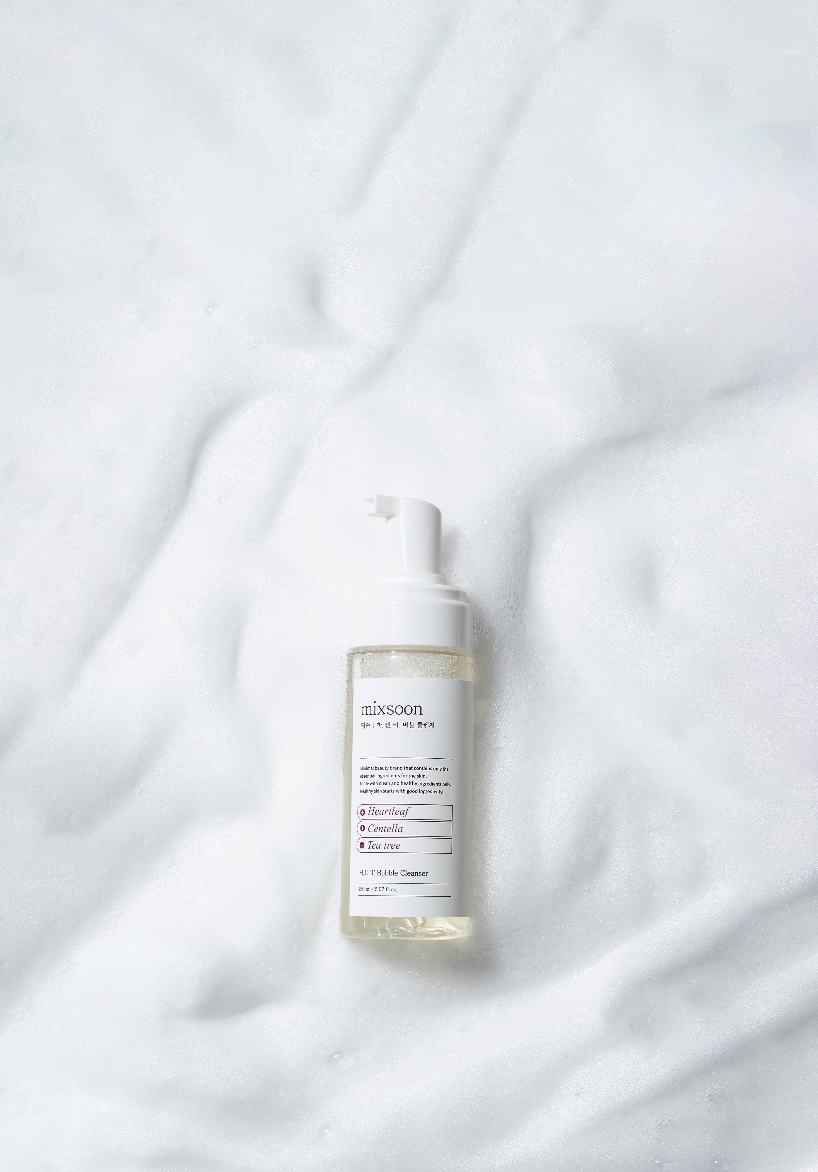 H.C.T Bubble Cleanser von mixsoon auf Schaum. Weiße Flasche mit Pumpe. Produktname und Inhaltsstoffe auf dem Etikett.