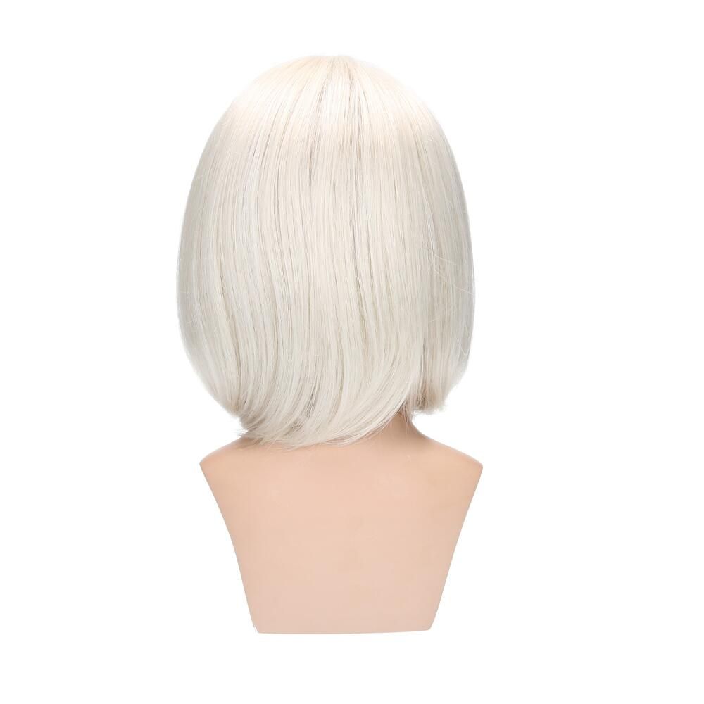 Blonde Perücke auf einem Schaufensterkopf. Rückansicht. Kurzer, gerader Schnitt.