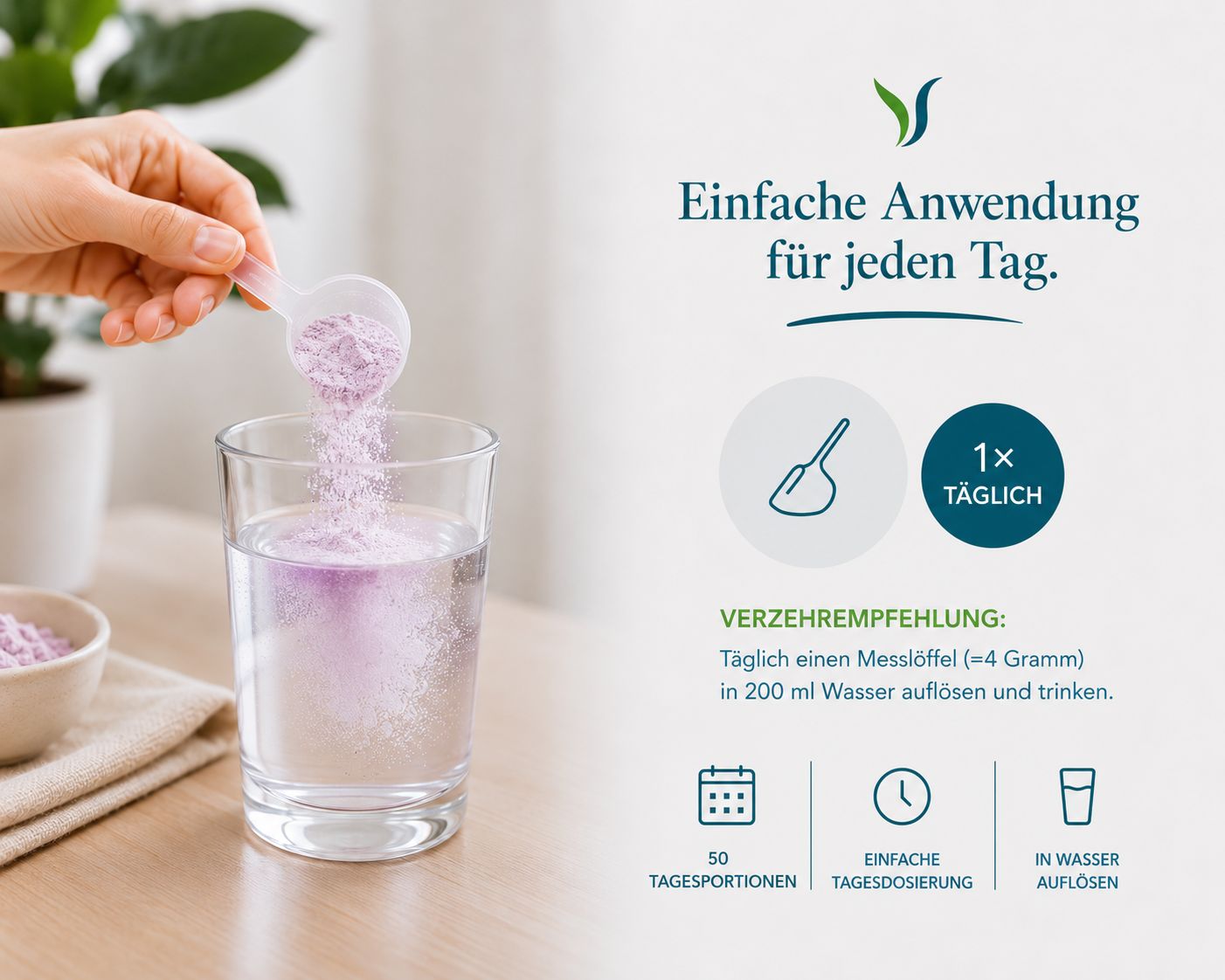 Hand gibt Löffel mit Pulver in ein Glas Wasser. Text: "Einfache Anwendung für jeden Tag."