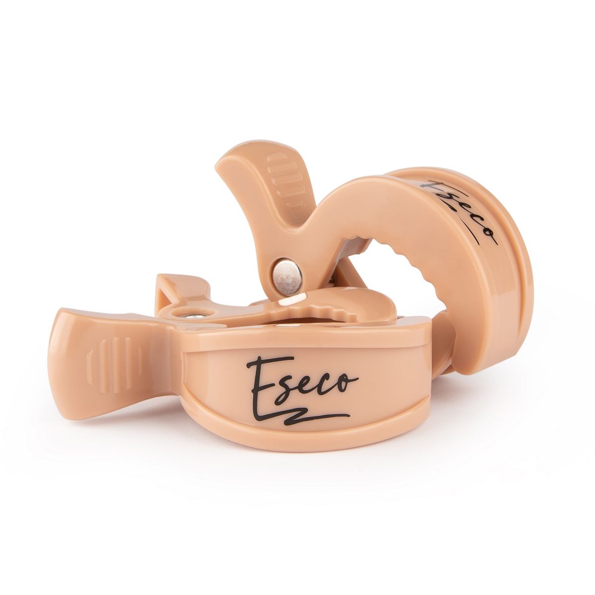 Beige Clip mit schwarzem Logo 'Eseco'.
