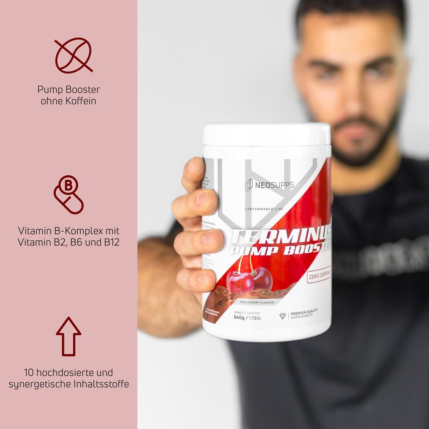 Weißes Supplement-Behälter mit rotem Akzent. Aufschrift: Terminus Pump Booster. Gehalten von einer Person.