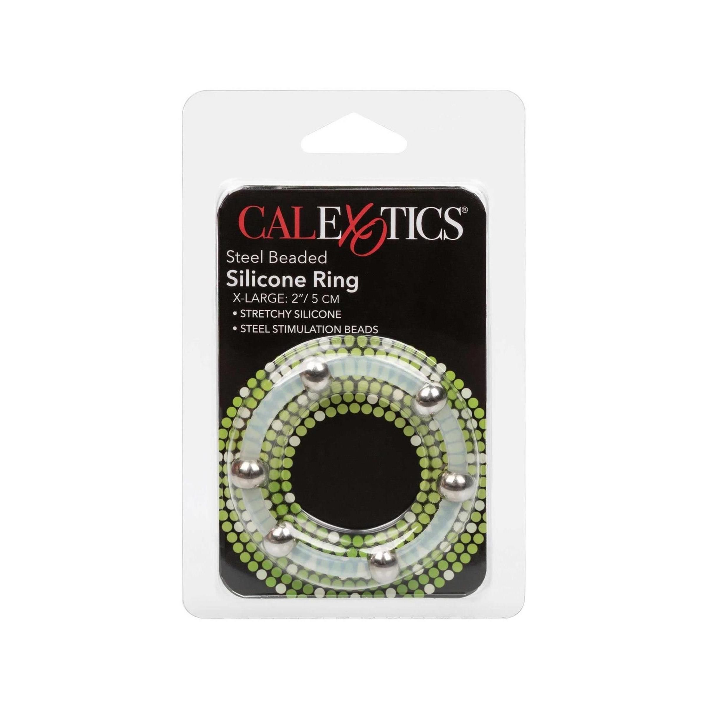 Verpackung mit einem Ring aus transparentem Silikon und Metallkugeln. Aufschrift: CalExotics, Steel Beaded Silicone Ring.