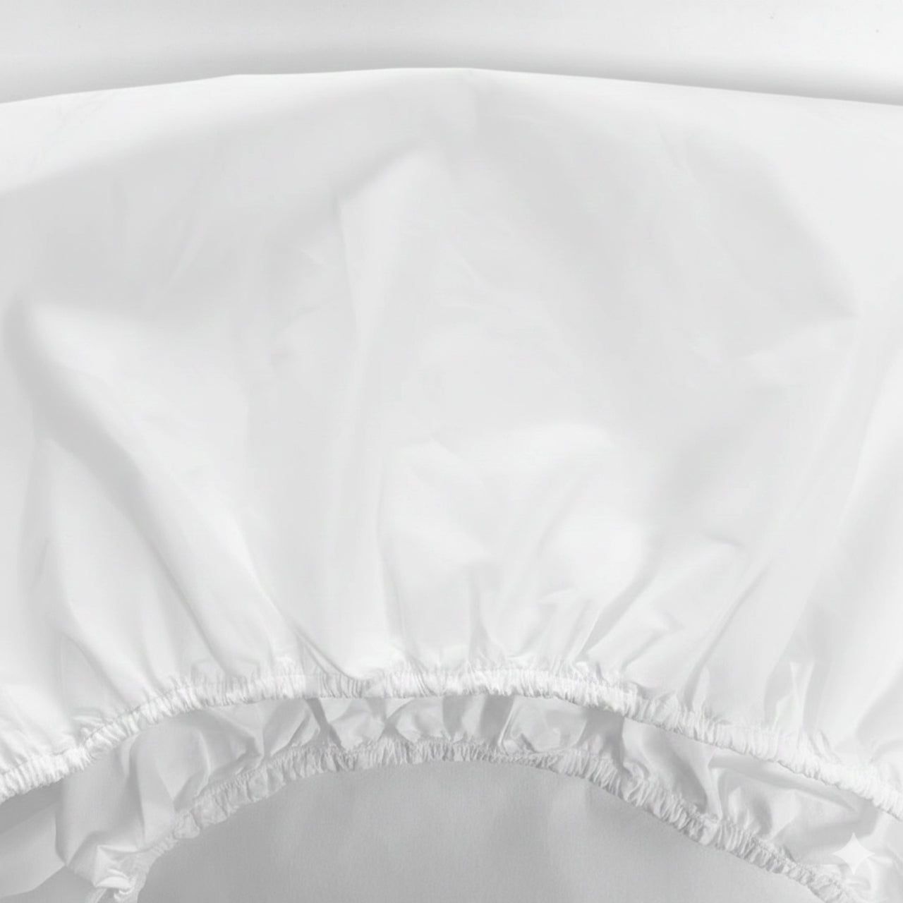 Weißes Spannbetttuch, Falten sichtbar. Elastischer Rand. Nahaufnahme, Textur erkennbar.