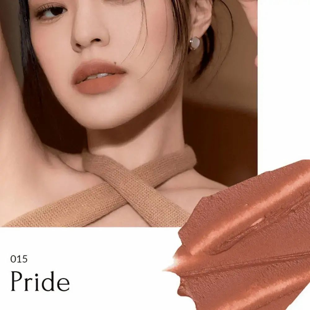 Lippenfarbe 015 Pride. Brauner Farbton. Aufgetragen auf Lippen und als Produktbeispiel. Text: Pride, 015.