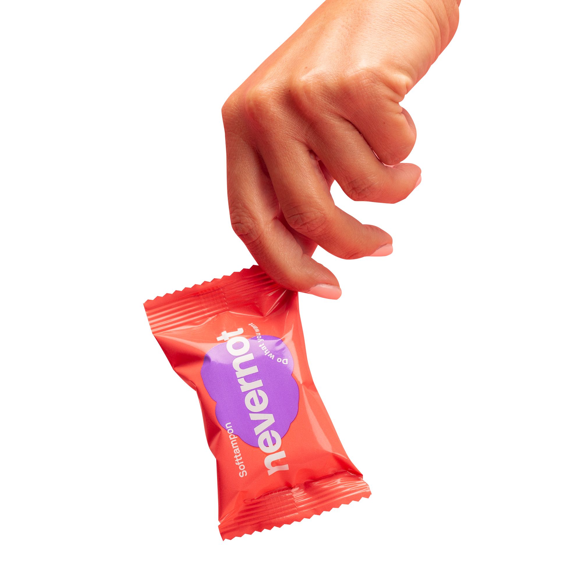 Hand hält einen einzeln verpackten Soft-Tampon. Aufdruck: nevernot, Softtampon.