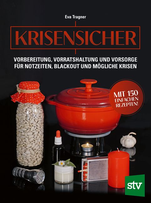 Buchcover „Krisensicher“ mit Kochtopf, Kerze, Glas mit Bohnen, Flasche, Streichhölzer. Autorin: Eva Tragner. Verlag: stv.
