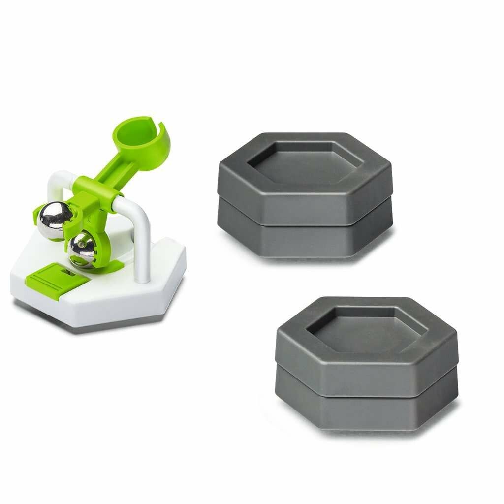 Il set GraviTrax Element Scoop, composto da un meccanismo a cucchiaio verde, due elementi esagonali grigi. Lo scoop ha una base bianca e sfere argentate. Gli elementi sono progettati per il sistema GraviTrax per controllare il movimento delle sfere.