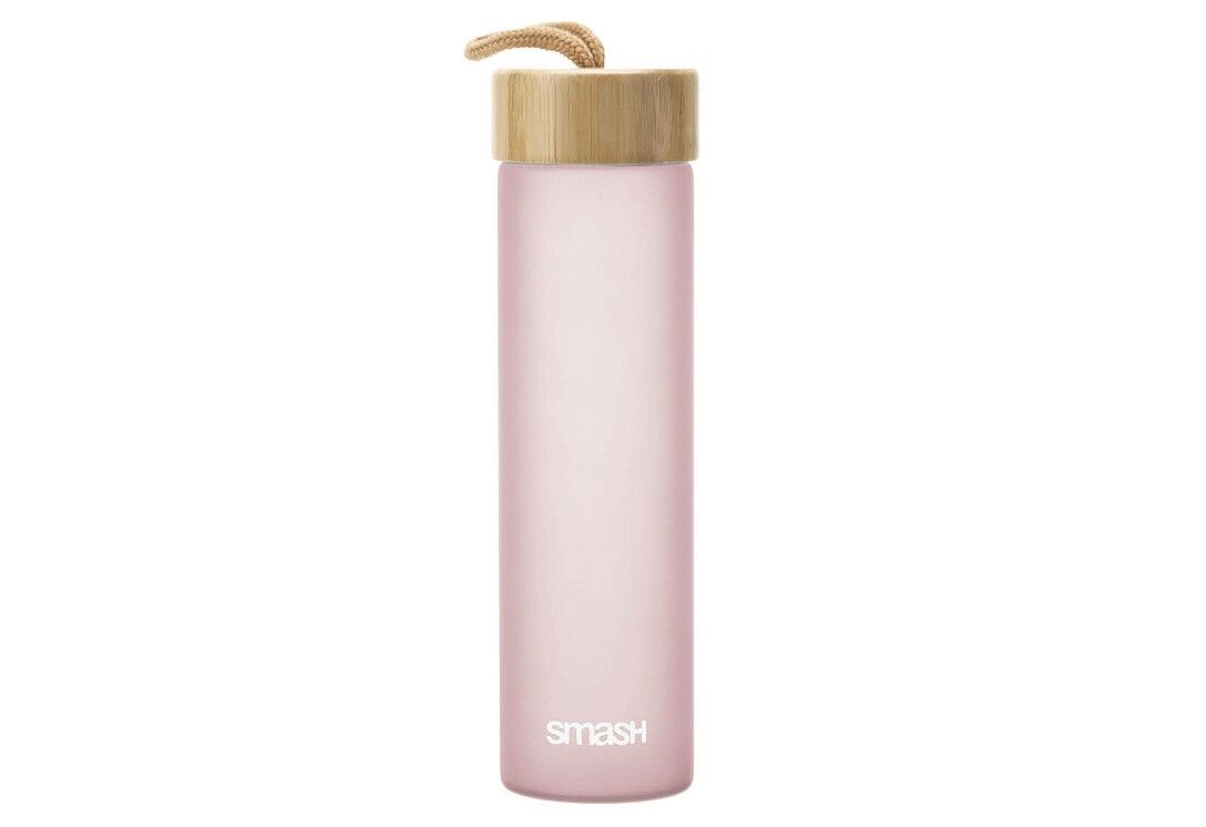 Rosa Trinkflasche mit Bambusdeckel und Schlaufe. Der Schriftzug "SMASH" ist unten sichtbar.