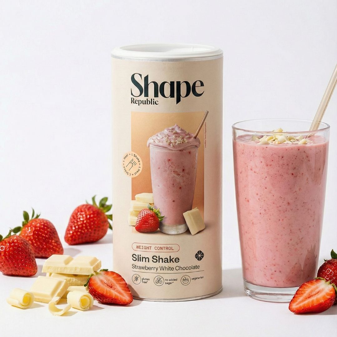 Zylinderdose und Glas mit rosa Shake, Erdbeeren und Schokoladenstückchen. Aufschrift: Shape Republic Slim Shake Strawberry White Chocolate.