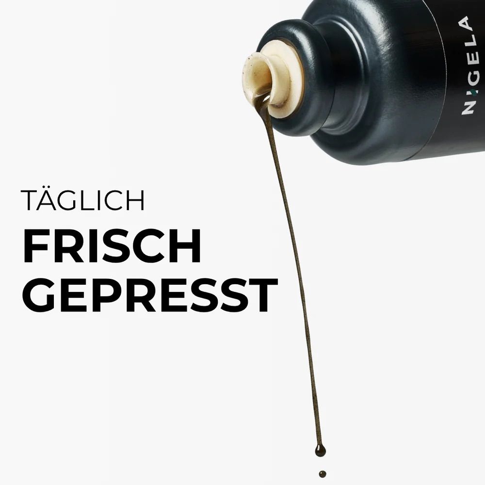 Schwarze Flasche Nigella Schwarzkümmelöl kippt, dunkles Öl fließt heraus. Text: TÄGLICH FRISCH GEPPRESST.