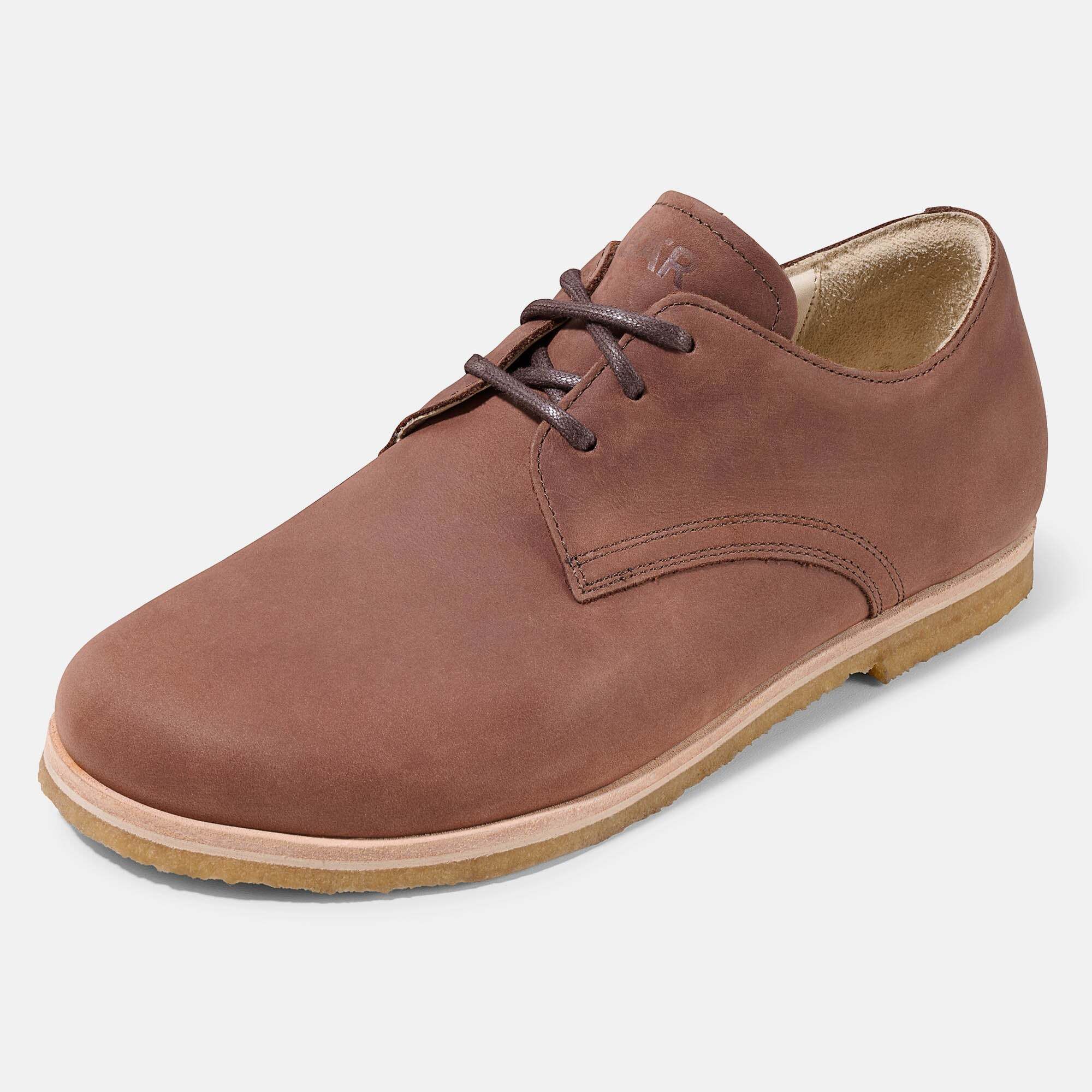 Brauner Leder-Schnürschuh für Herren, schräge Vorderansicht, mit heller Gummisohle.