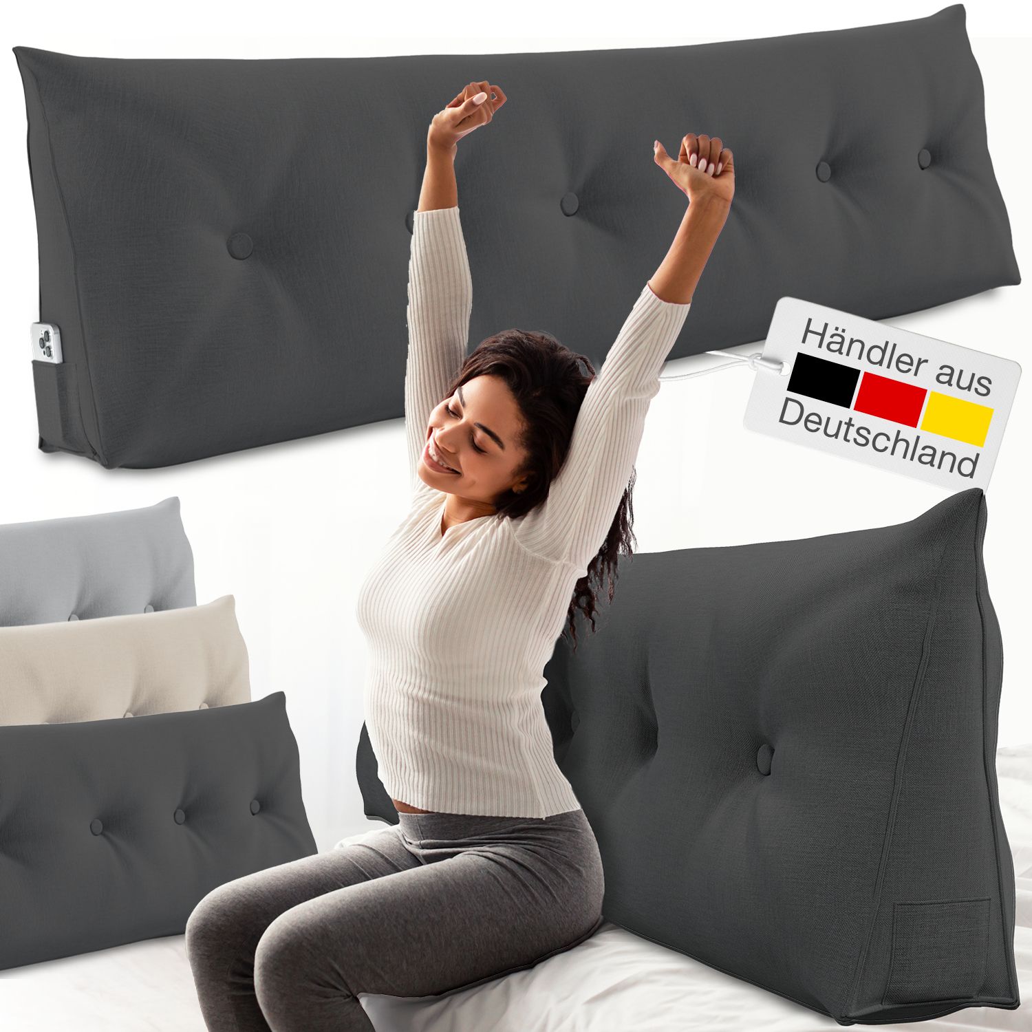 Graues Keilkissen mit Knöpfen. Frau sitzt auf dem Bett, Arme nach oben gestreckt. Label: Händler aus Deutschland.
