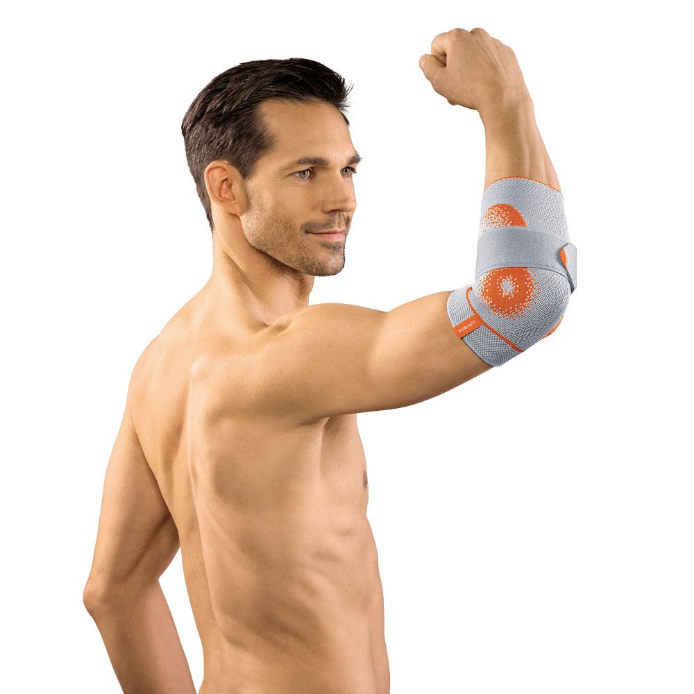 Mann mit grau-oranger Ellenbogenbandage. Arm angewinkelt. Logo sichtbar.