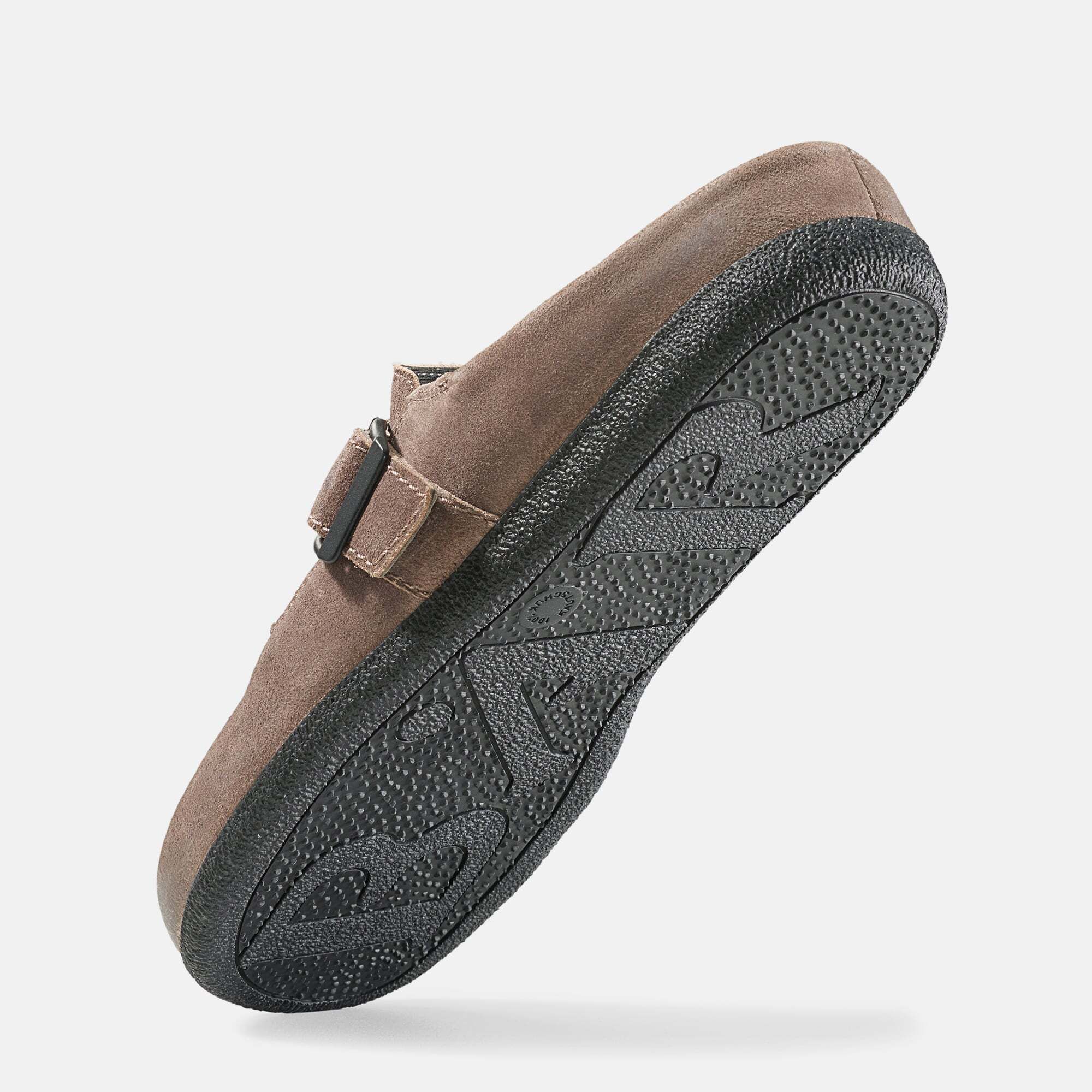 Braune Pantolette, Unterseite. Schwarze Sohle mit Profil. Ansicht von unten.