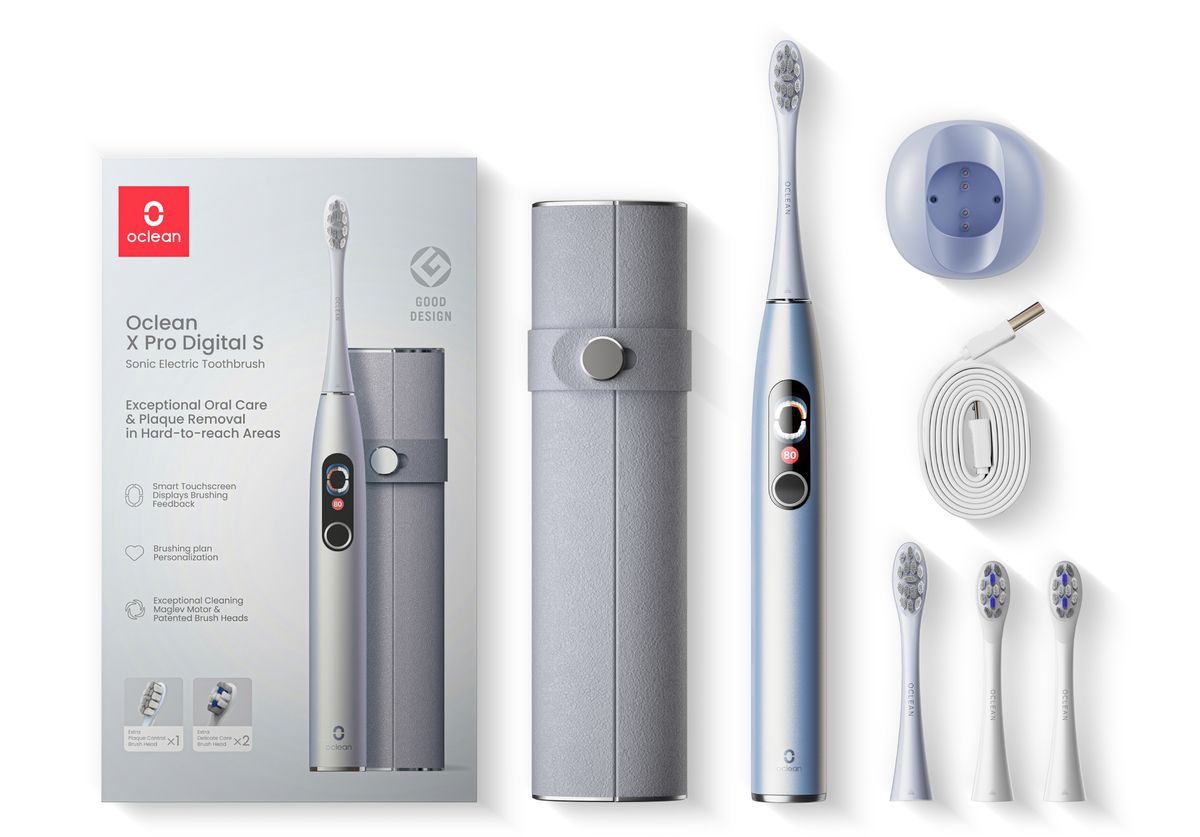 Elektrische Zahnbürste, silberfarben, mit Ladebehälter, Reiseetui, Ersatzbürsten und Ladestation. Verpackung mit Produktname und Logo.