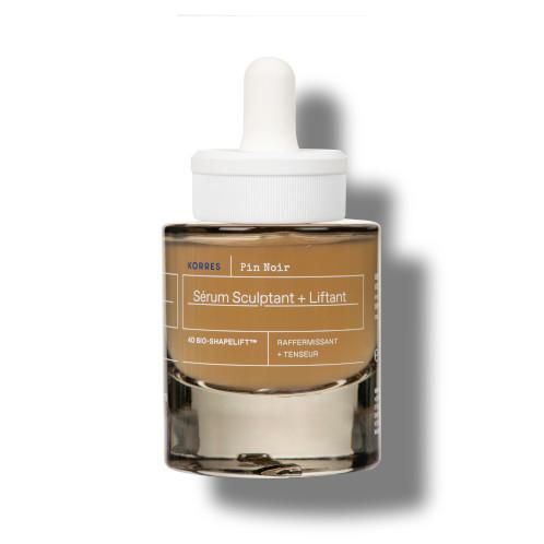 KORRES Black Pine Serum. Braune Flüssigkeit in Glasflasche mit weißem Deckel und Pipette. Beschriftung: Sérum Sculptant + Liftant.