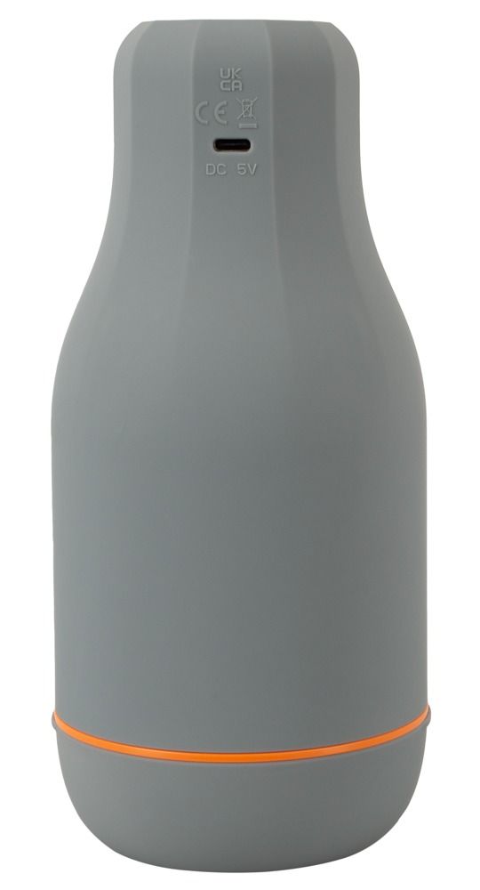 Grauer Masturbator mit orangefarbenem Akzent. Rückseite mit Ladeanschluss und Zertifizierungen.