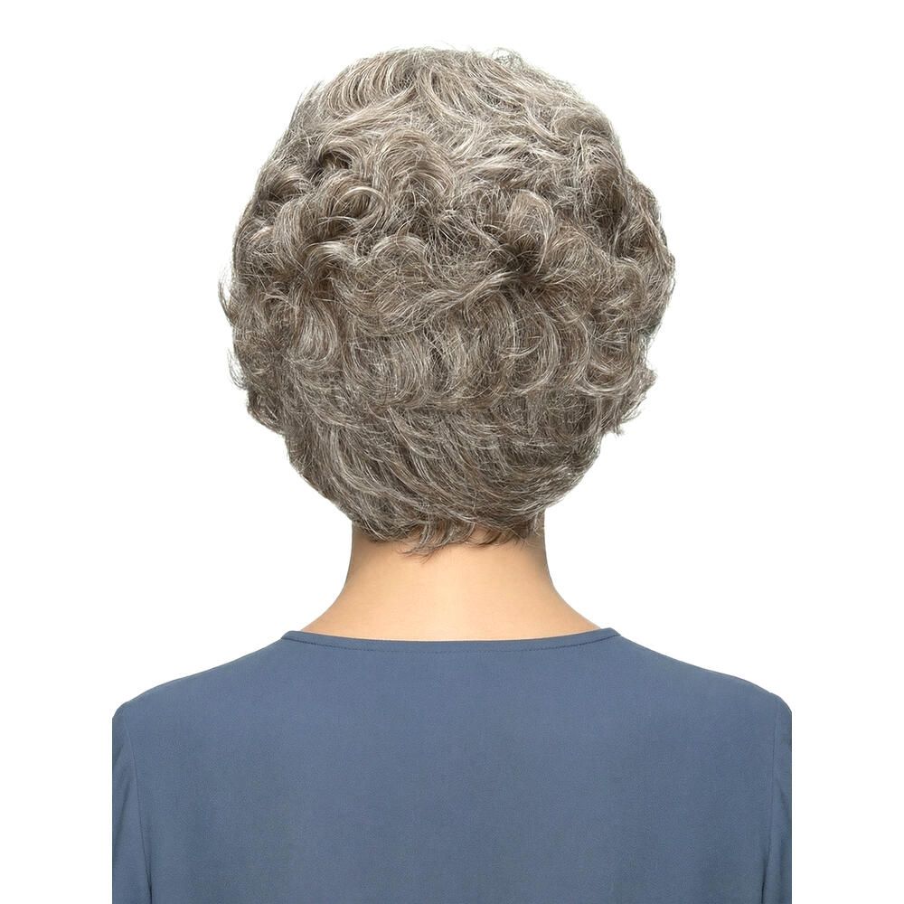 Grau melierte Perücke mit lockigem Haar. Rückansicht einer Frau mit blauem Oberteil.