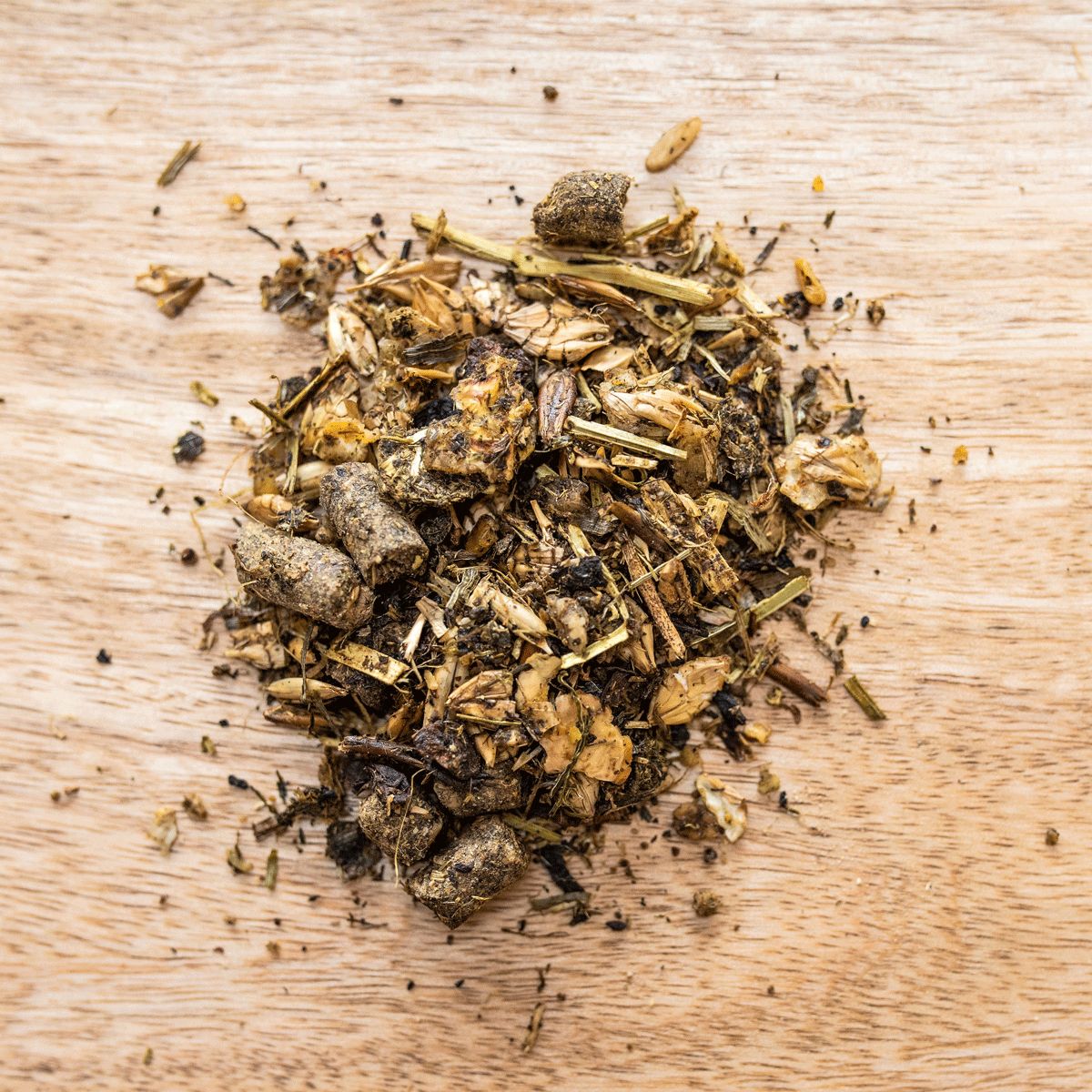 St. Hippolyt Vitalmüsli Beste Jahre. Nahaufnahme von Müsli-Zutaten auf Holzuntergrund.