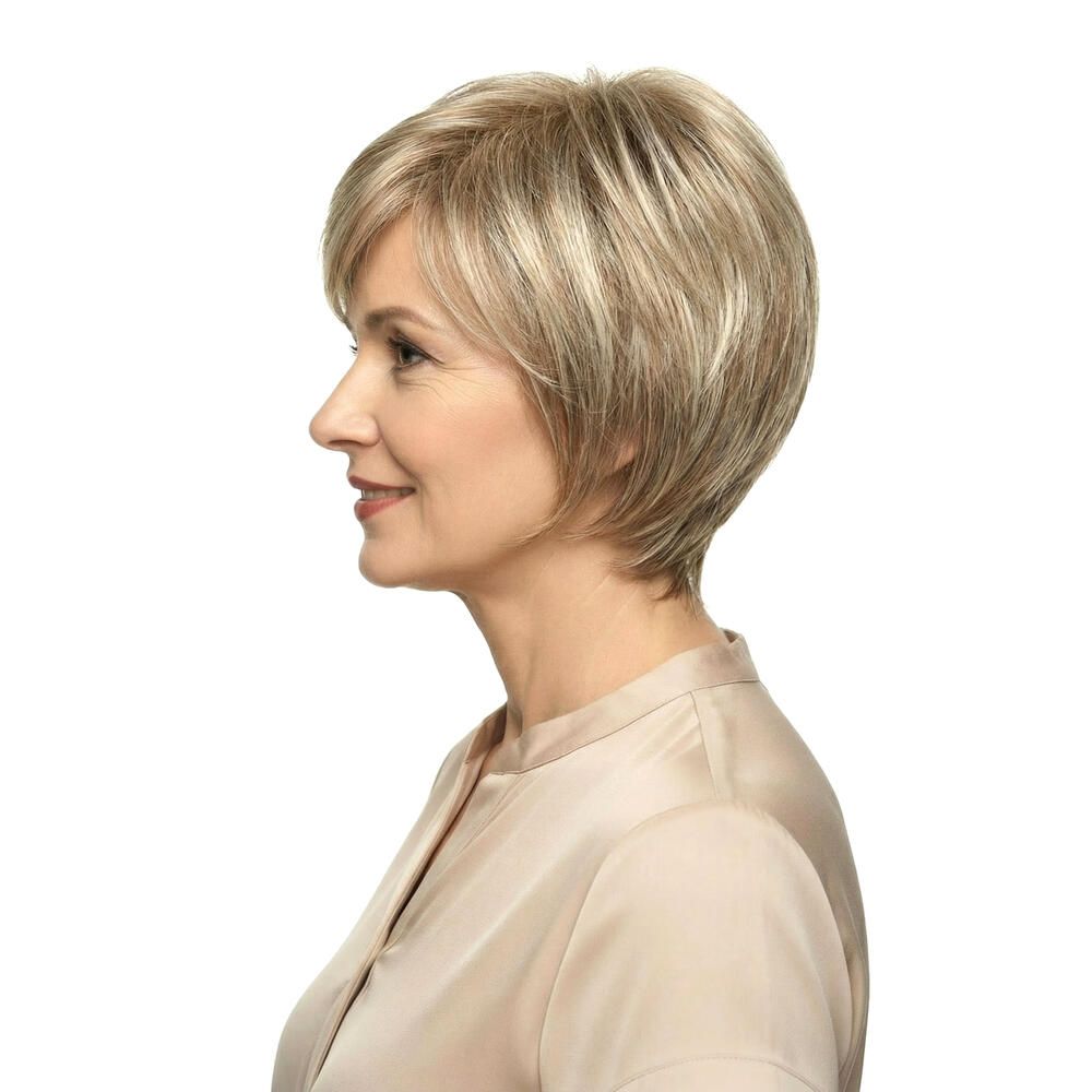 Kurzhaarperücke in Blondtönen, Seitenansicht. Haarschnitt mit leichtem Pony.