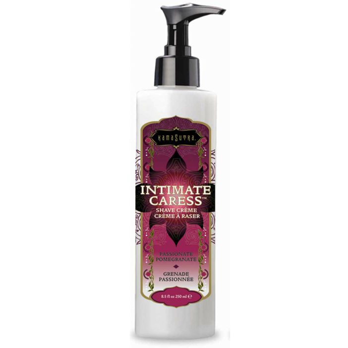 Weiße Flasche mit Pumpspender, enthaltend Rasiercreme für Frauen. Etikett mit floralem Muster und Schriftzug 'Intimate Caress'.