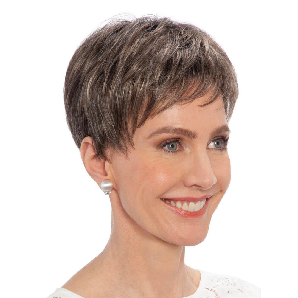 Kurzhaarperücke mit grauen Strähnen. Frau mit Perlenohrring, leicht seitliche Ansicht.
