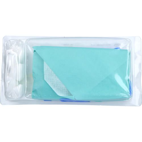 Steriles Urinkatheter-Set in einer transparenten Schale. Enthält Tupfer und ein gefaltetes, grünes Tuch.