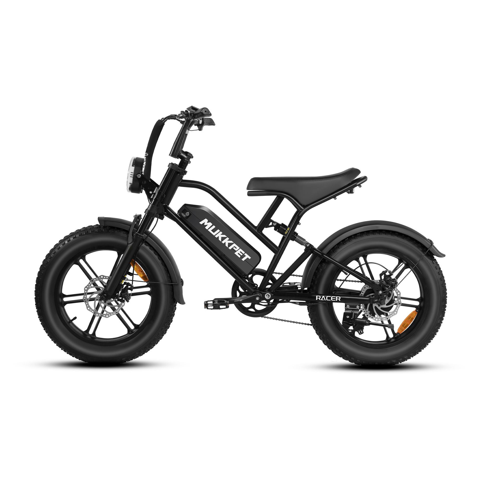 Schwarzes Elektrofahrrad, Seitenansicht, Marke MUKKPET, Modell RACER, breite Reifen.