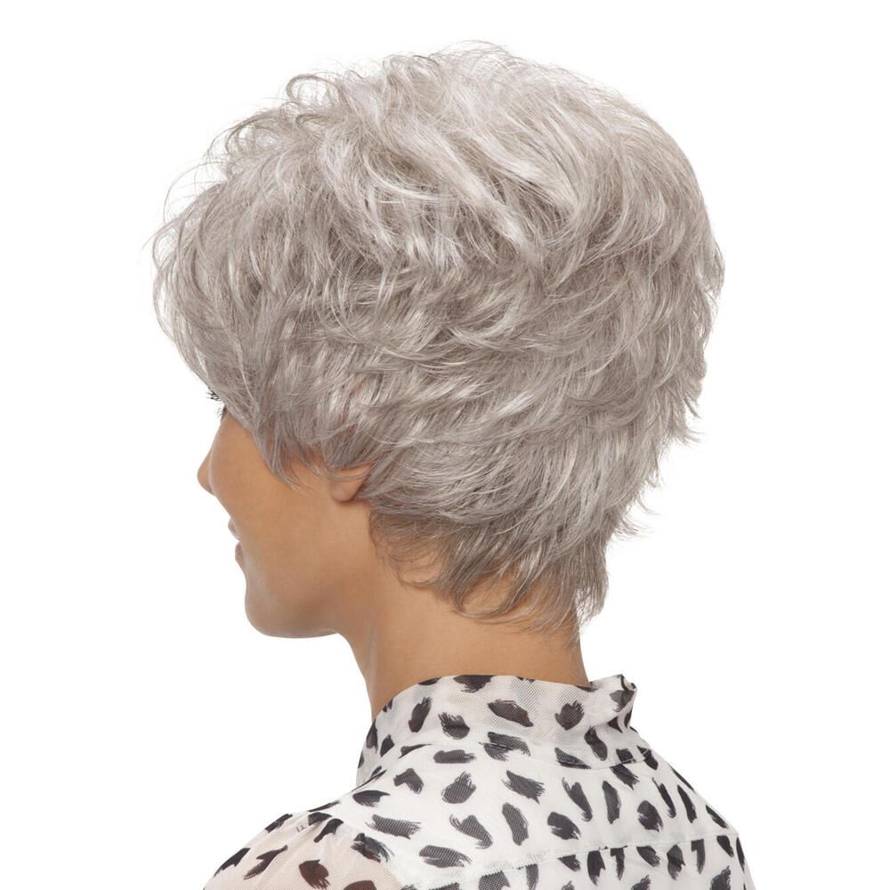 Graue Kurzhaarperücke. Rückansicht einer Frau mit Perücke. Die Perücke hat welliges Haar.
