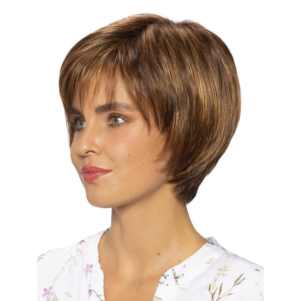 Kurzhaarperücke mit braunen und blonden Strähnen. Seitenansicht einer Frau mit Perücke. Die Perücke hat einen Pony.