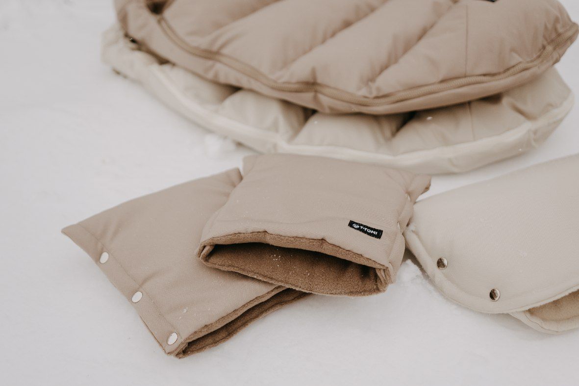 Gepolsterte Handwärmer und eine gesteppte Unterlage in Beige.