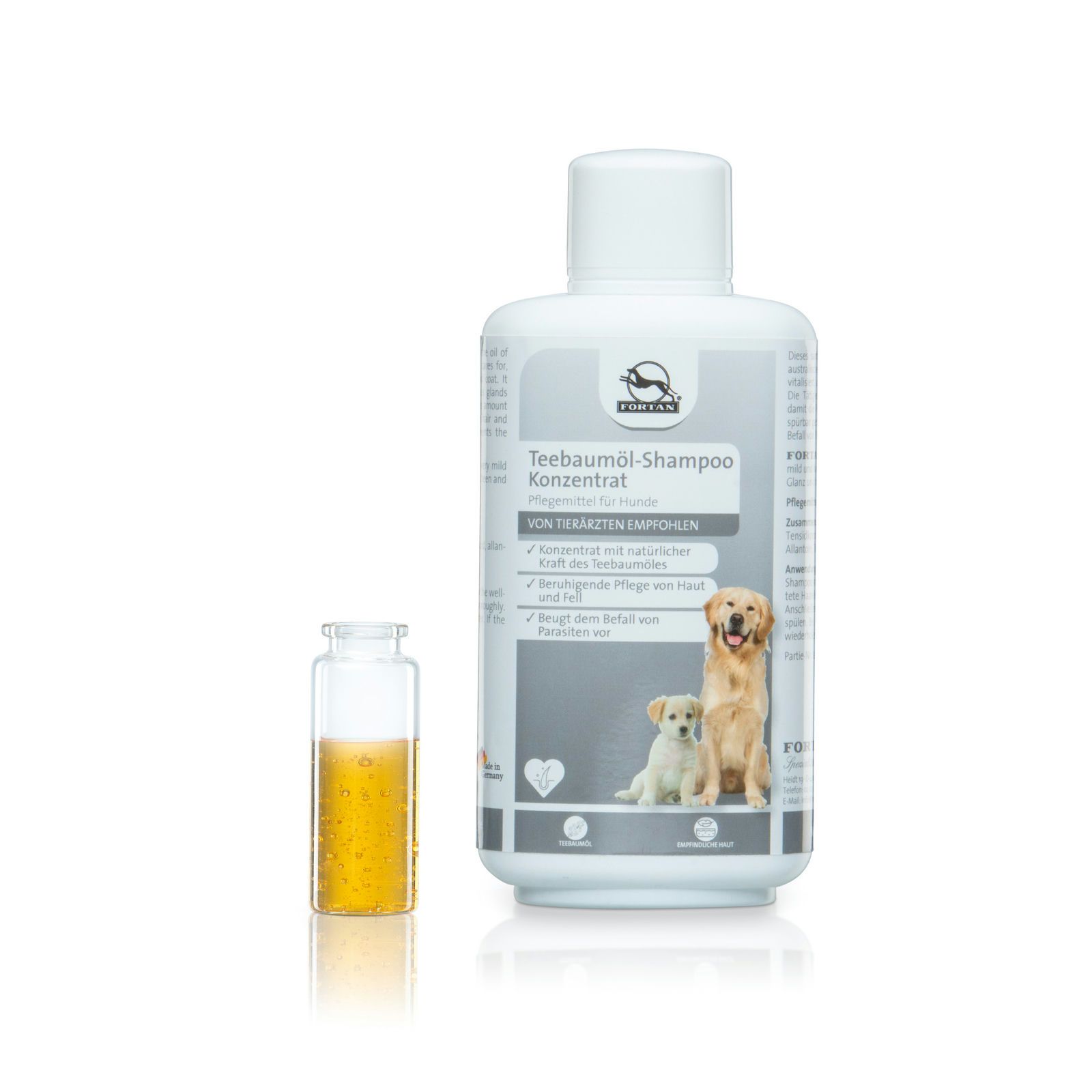 Weiße Flasche FORTAN Teebaumöl-Shampoo für Hunde, neben einer kleinen Glasflasche mit gelber Flüssigkeit.