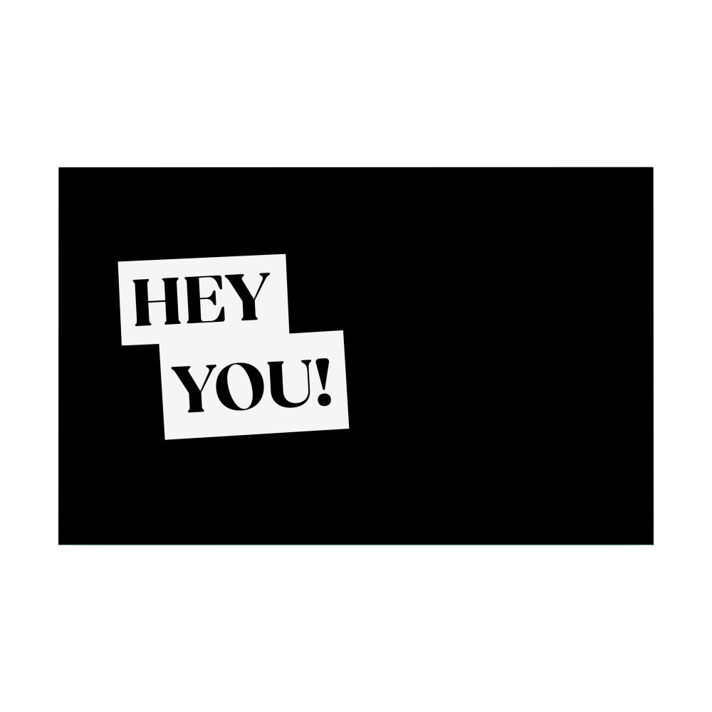 Schwarze Verpackung mit der Aufschrift "HEY YOU!" in weißen Buchstaben.