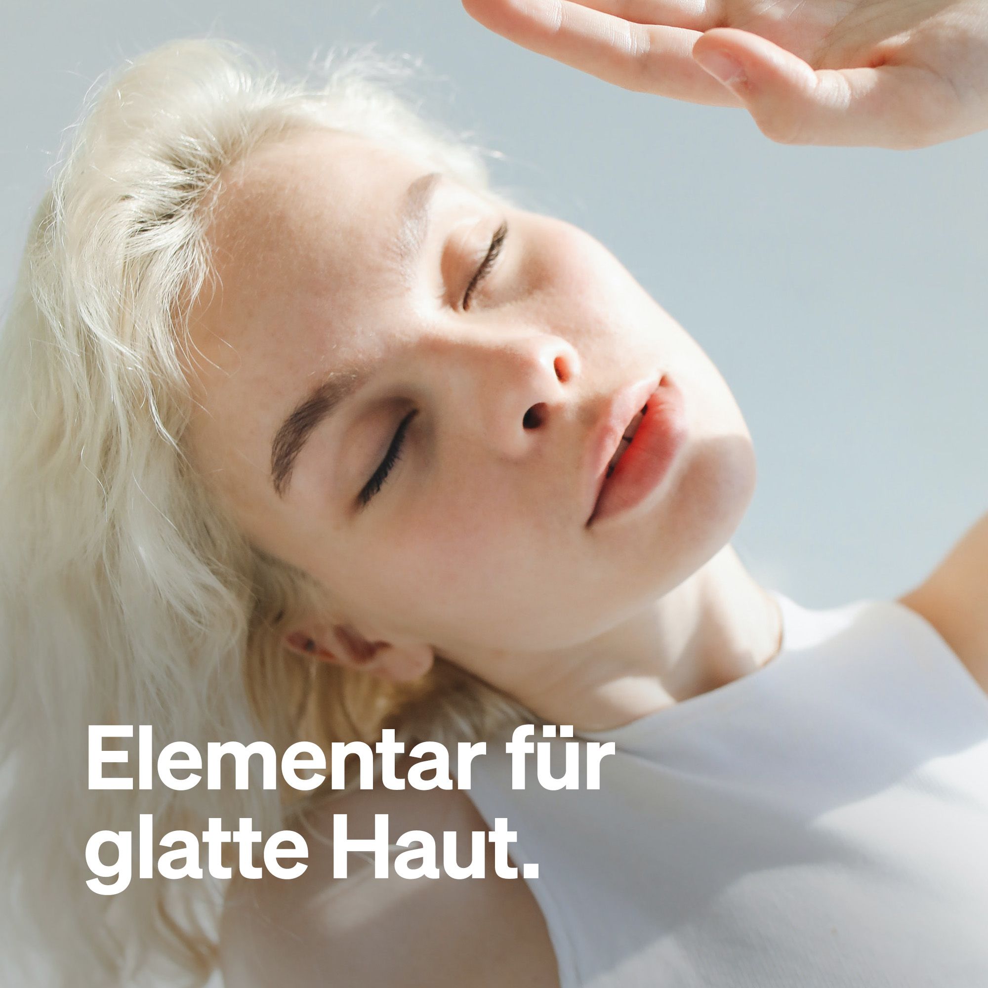 Nahaufnahme eines Gesichts. Text: Elementar für glatte Haut.