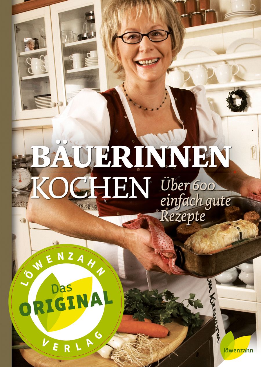 Buchcover: Bäuerinnen kochen. Frau hält Backblech mit Speisen. Logo: Löwenzahn Verlag. Text: Über 600 einfach gute Rezepte.