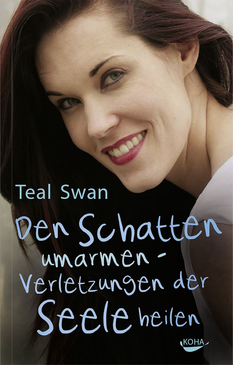 Buchcover mit Titel "Den Schatten umarmen". Autorin Teal Swan. Frau lächelt. Schrift in Türkis. Verlag KOHA.