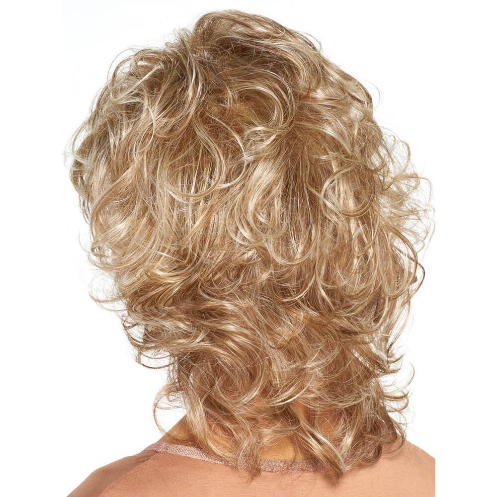 Rückansicht einer blond gelockten Perücke. Die Perücke ist leicht gestuft und hat viel Volumen. Der Hintergrund ist weiß.