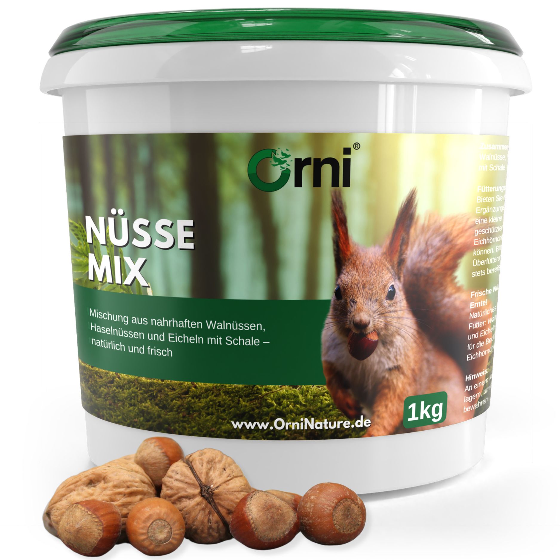 Weißer Eimer mit grünem Deckel. Aufschrift: Nüsse Mix. Eichhörnchen-Illustration. 1kg. Nüsse und Eicheln.
