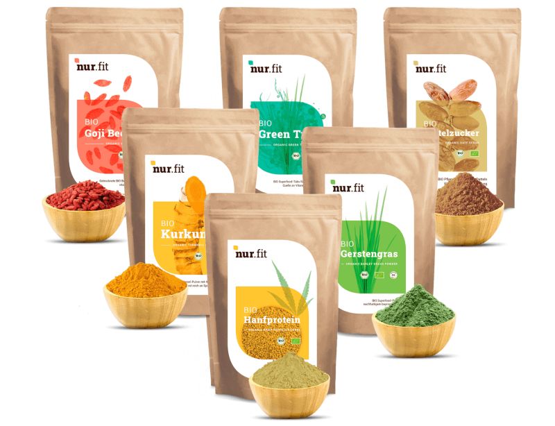 Sieben Beutel nur.fit mit verschiedenen Pulvern und Beeren. Goji, Kurkuma, Hanfprotein, etc. sind sichtbar.