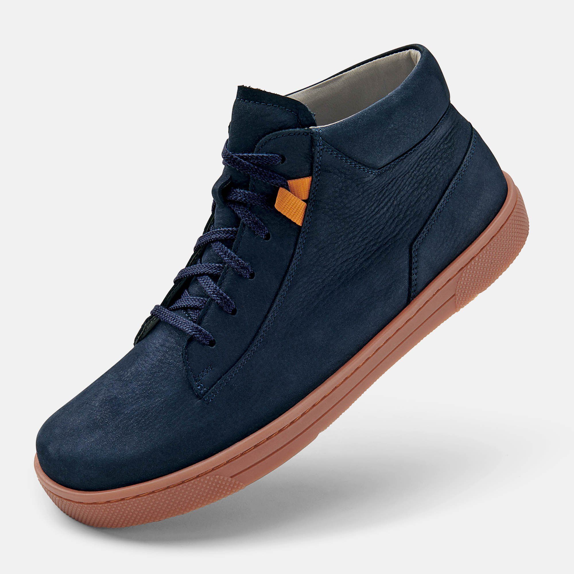 Blaue Stiefelette mit brauner Sohle. Schnürsenkel und orangefarbene Details. Hellgrauer Hintergrund.