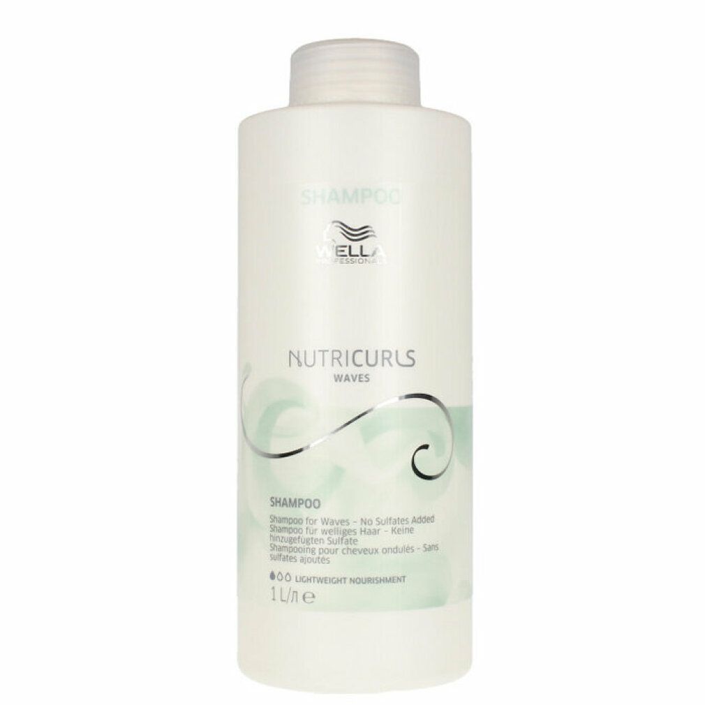 Weiße Shampoo-Flasche mit grünen Akzenten. Aufschrift: Nutricurls Waves, Shampoo. Wella-Logo. 1L.