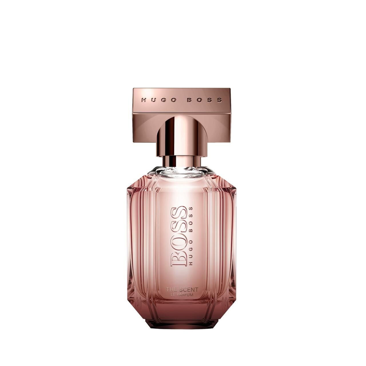 Flacone di profumo in vetro rosa, tappo dorato e scritta. Sfondo chiaro.